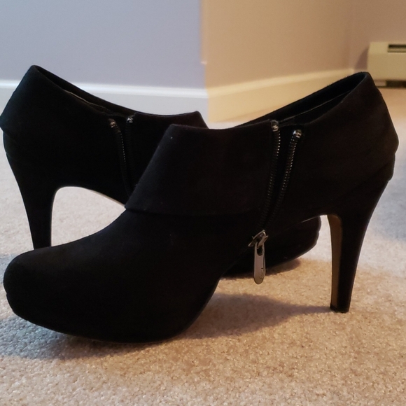 Adrienne Vittadini black suede booties. - Picture 2 of 7